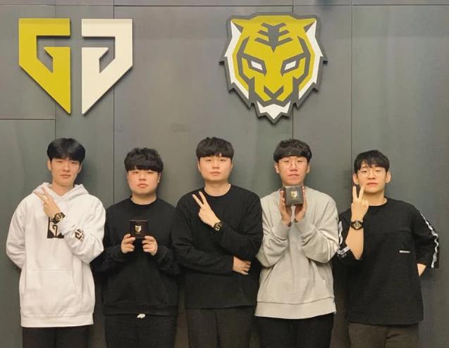 坐在一线队 坐在一线队